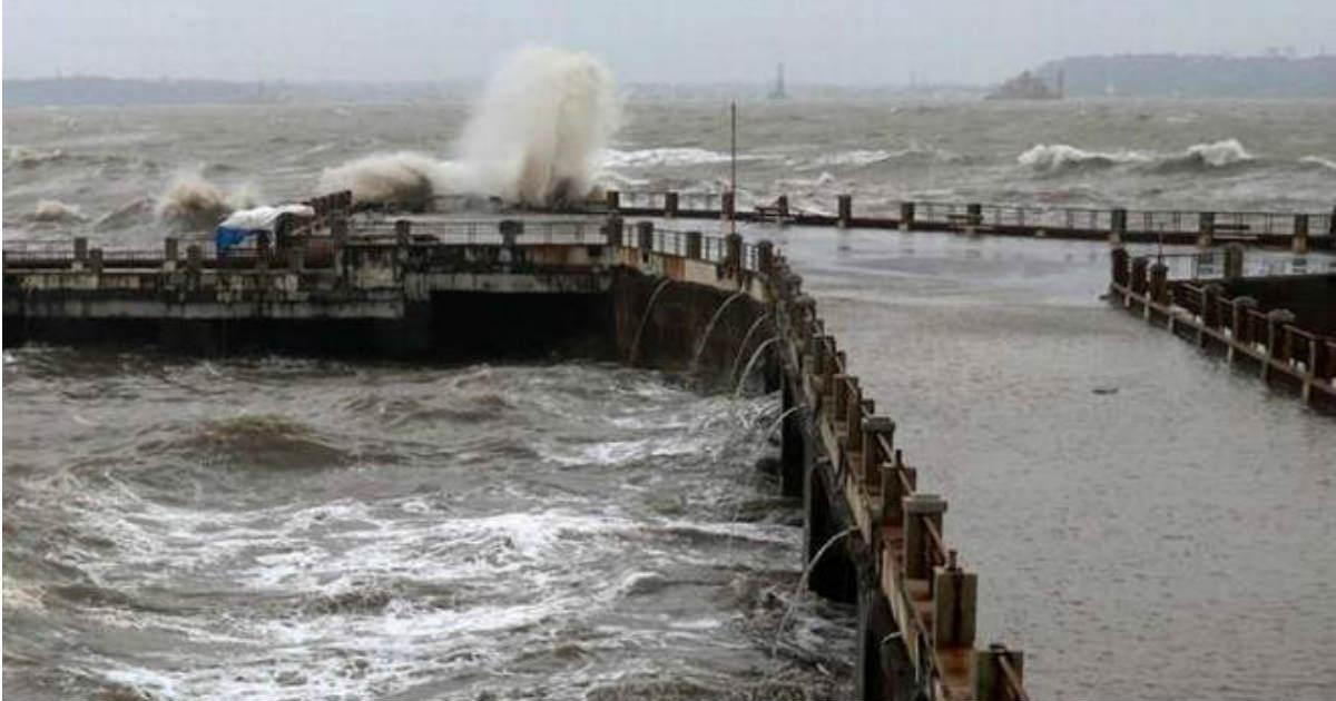 Sea cost of Gujarat fears attack of cyclone