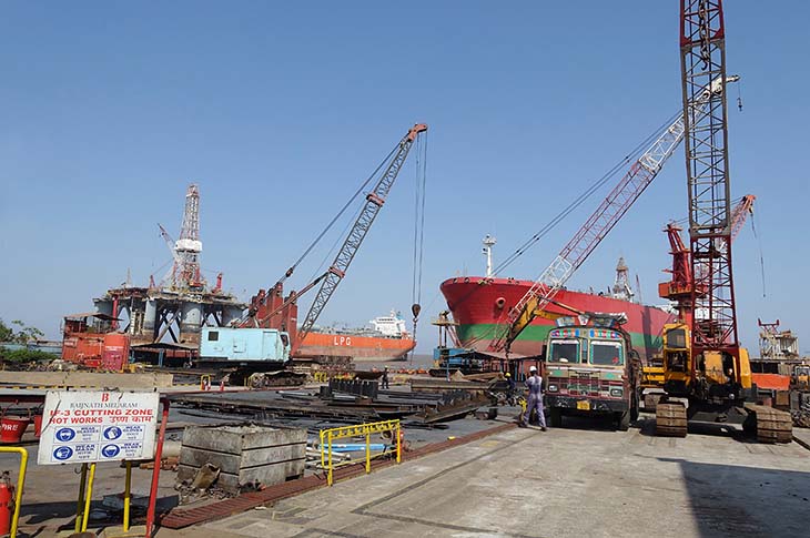 Ship recycling : declining number of ships, growing concern
