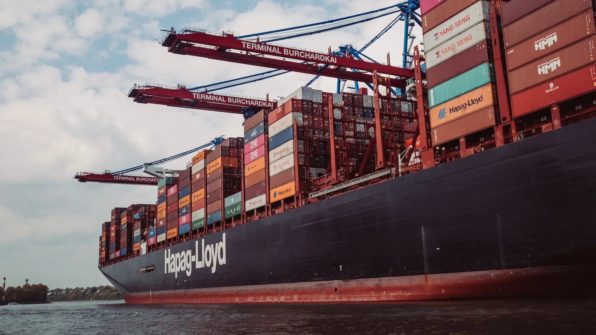 Hapag-Lloyd Stays Clear of Suez Canal Amidst Rising Tensions