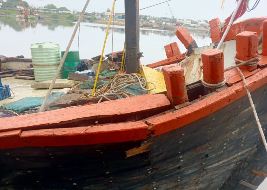 Ship "Ambuja Lakshmi" Collides with Fishing Boat 'Mahakal' :  Crew Narrowly Escapes Tragedy