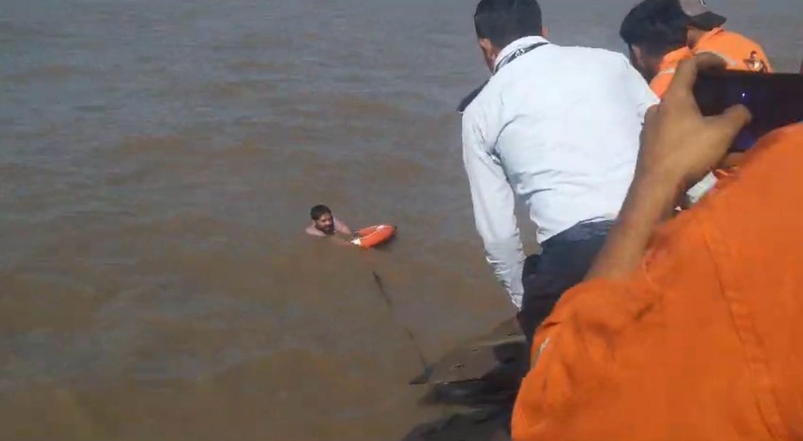 Passenger Falls Overboard from Ro-Ro Ship Rescued Within 20 Minutes