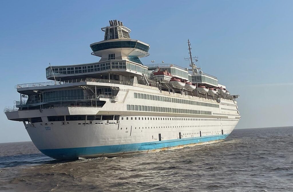 Luxurious Cruise Ship The Fortu on her final voyage